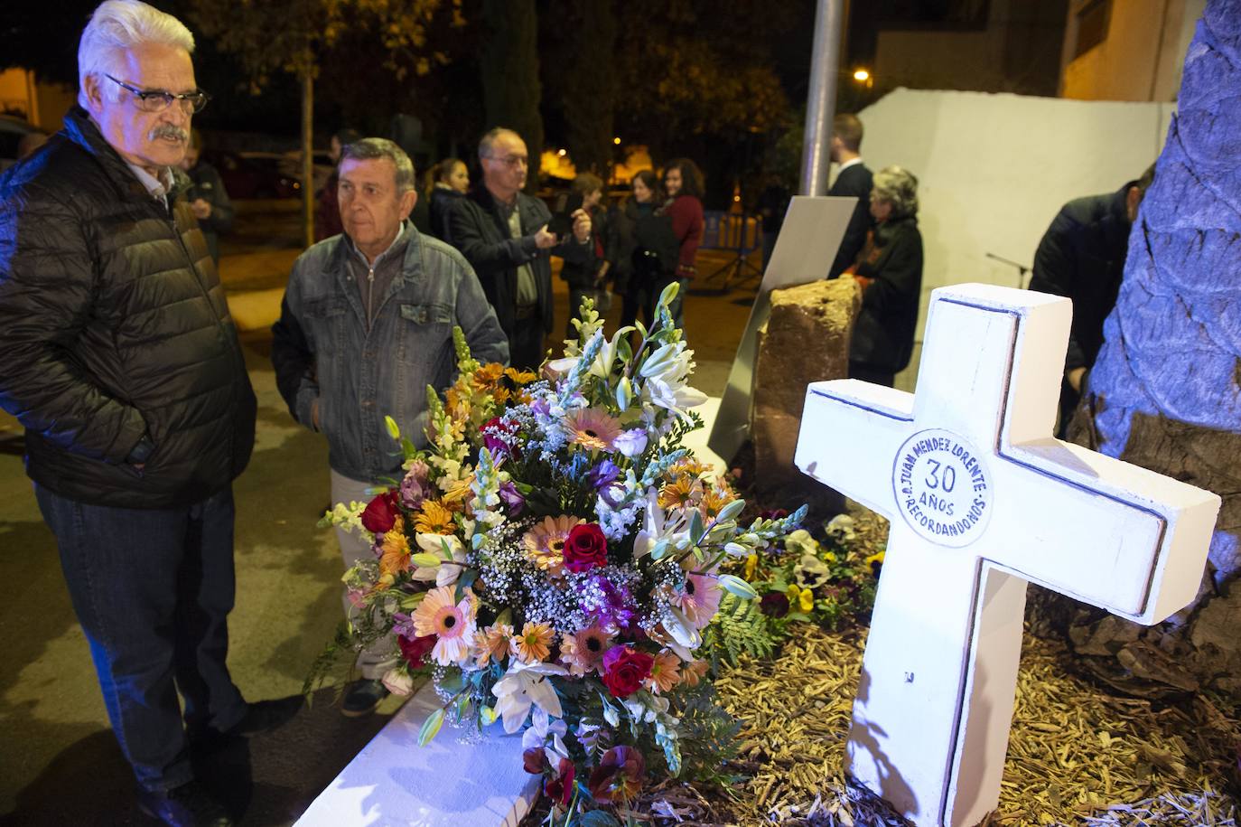 El homenaje a los siete fallecidos en el accidente ferroviario de hace 40 años aviva la lucha vecinal por suprimir los cruces de Pozo Estrecho y de Feve.