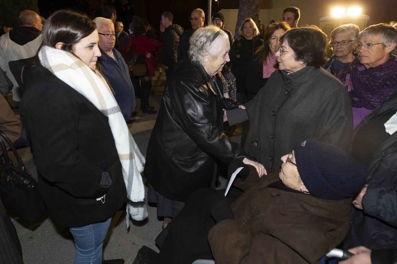 El homenaje a los siete fallecidos en el accidente ferroviario de hace 40 años aviva la lucha vecinal por suprimir los cruces de Pozo Estrecho y de Feve.