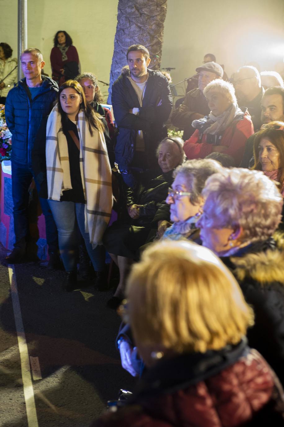 El homenaje a los siete fallecidos en el accidente ferroviario de hace 40 años aviva la lucha vecinal por suprimir los cruces de Pozo Estrecho y de Feve.