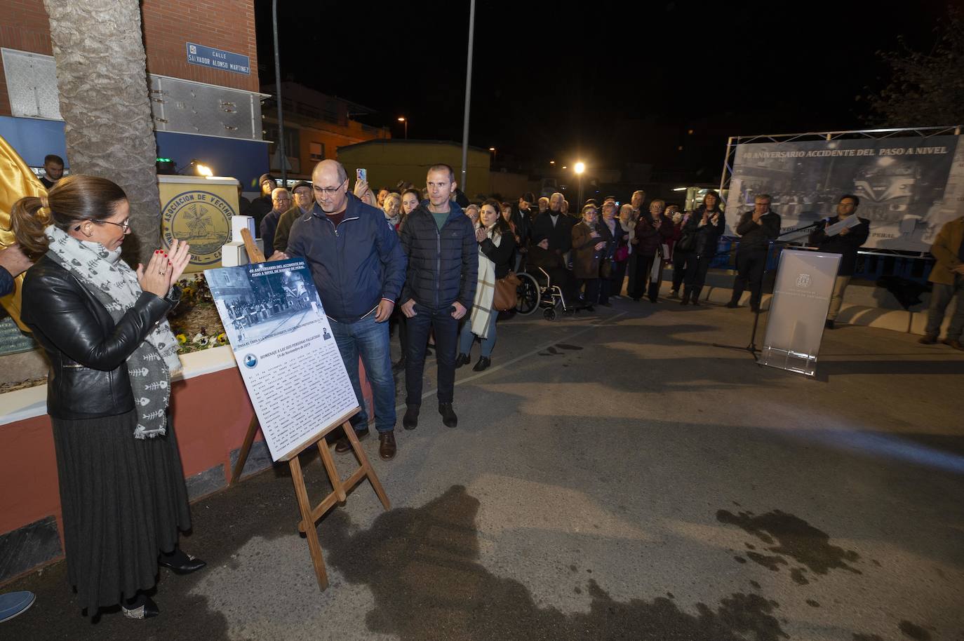 El homenaje a los siete fallecidos en el accidente ferroviario de hace 40 años aviva la lucha vecinal por suprimir los cruces de Pozo Estrecho y de Feve.