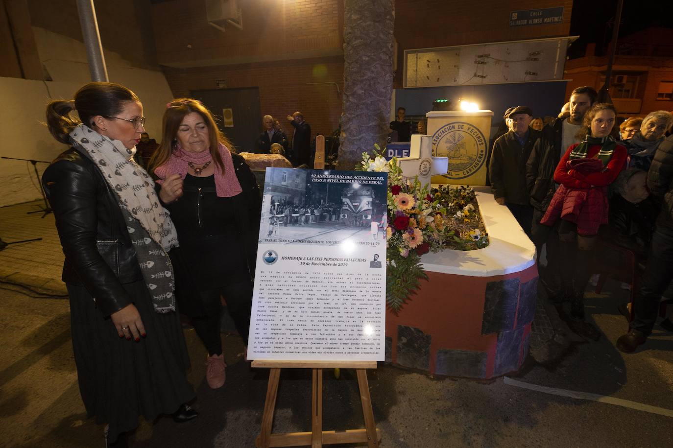 El homenaje a los siete fallecidos en el accidente ferroviario de hace 40 años aviva la lucha vecinal por suprimir los cruces de Pozo Estrecho y de Feve.