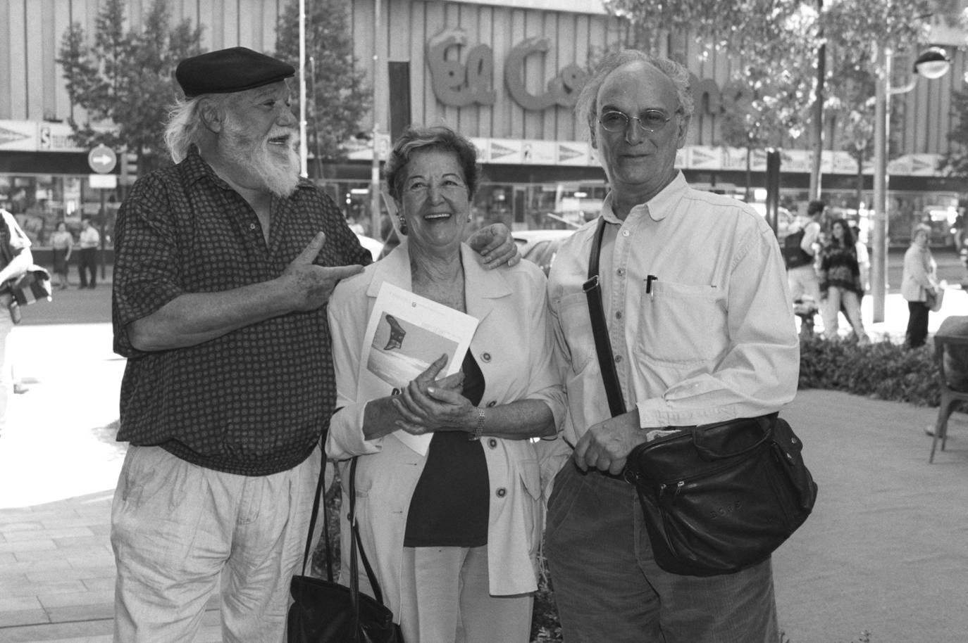 Paco Rabal, Asunción Balaguer y Carlos Saura pasean por Murcia el día del estreno de la película 'Pajarico', en 1997.