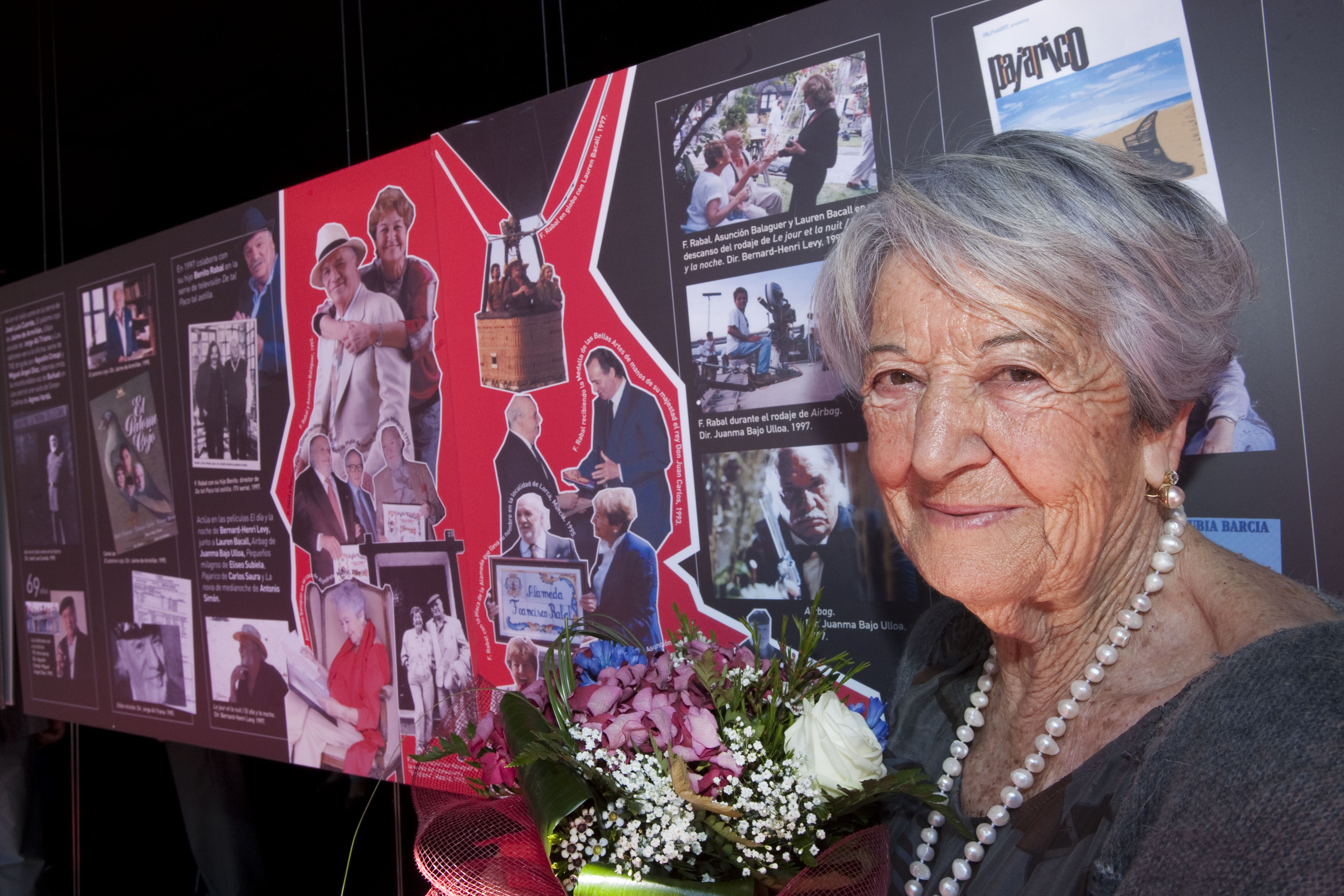 La 'V Semana del Café' incluyó una exposición dedicada a Paco Rabal. Su viuda, Asunción Balaguer, estuvo presente en la inauguración.