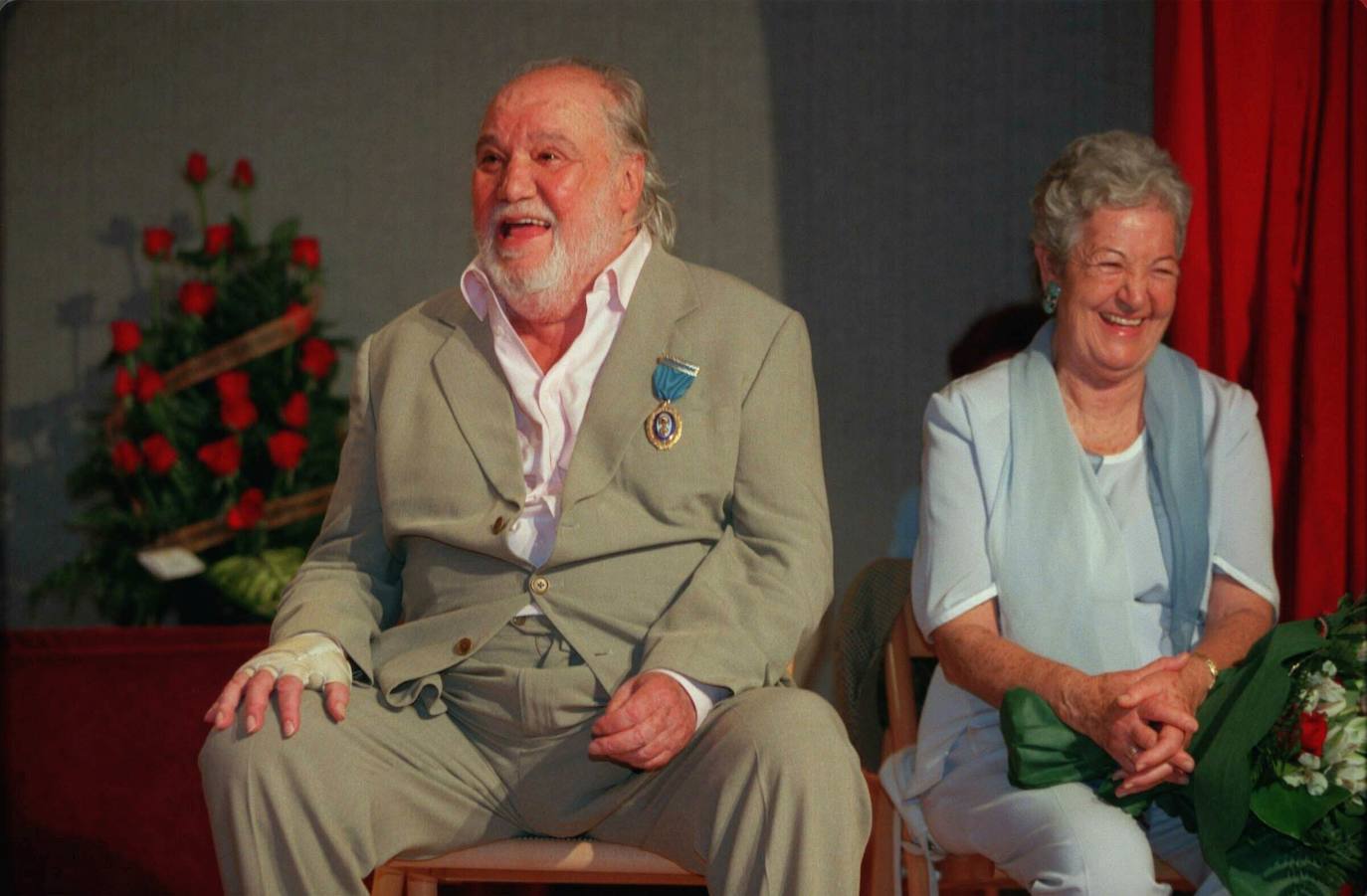 El actor Paco Rabal junto a su mujer, Asunción Balaguer, tras la entrega de la Medalla de Oro al mérito del Trabajo del actor en 1999