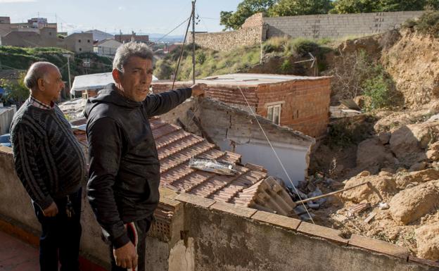 Imagen principal - El vecino de Torreagüera, enseñando los daños ocasionados por el desprendimiento.