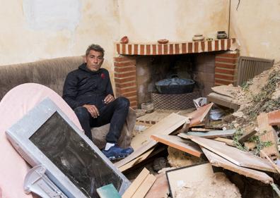 Imagen secundaria 1 - El vecino de Torreagüera, enseñando los daños ocasionados por el desprendimiento.