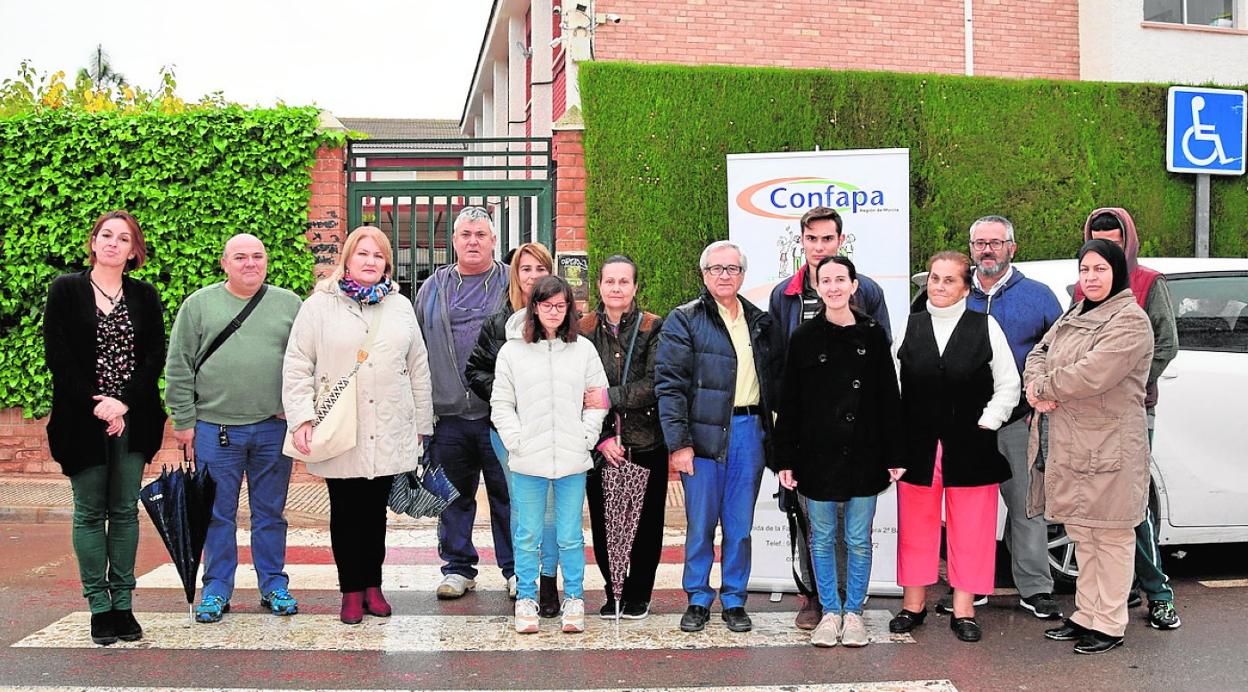 Las familias de alumnos discapacitados que se han quedado sin curso, ayer, en la puerta del instituto. 