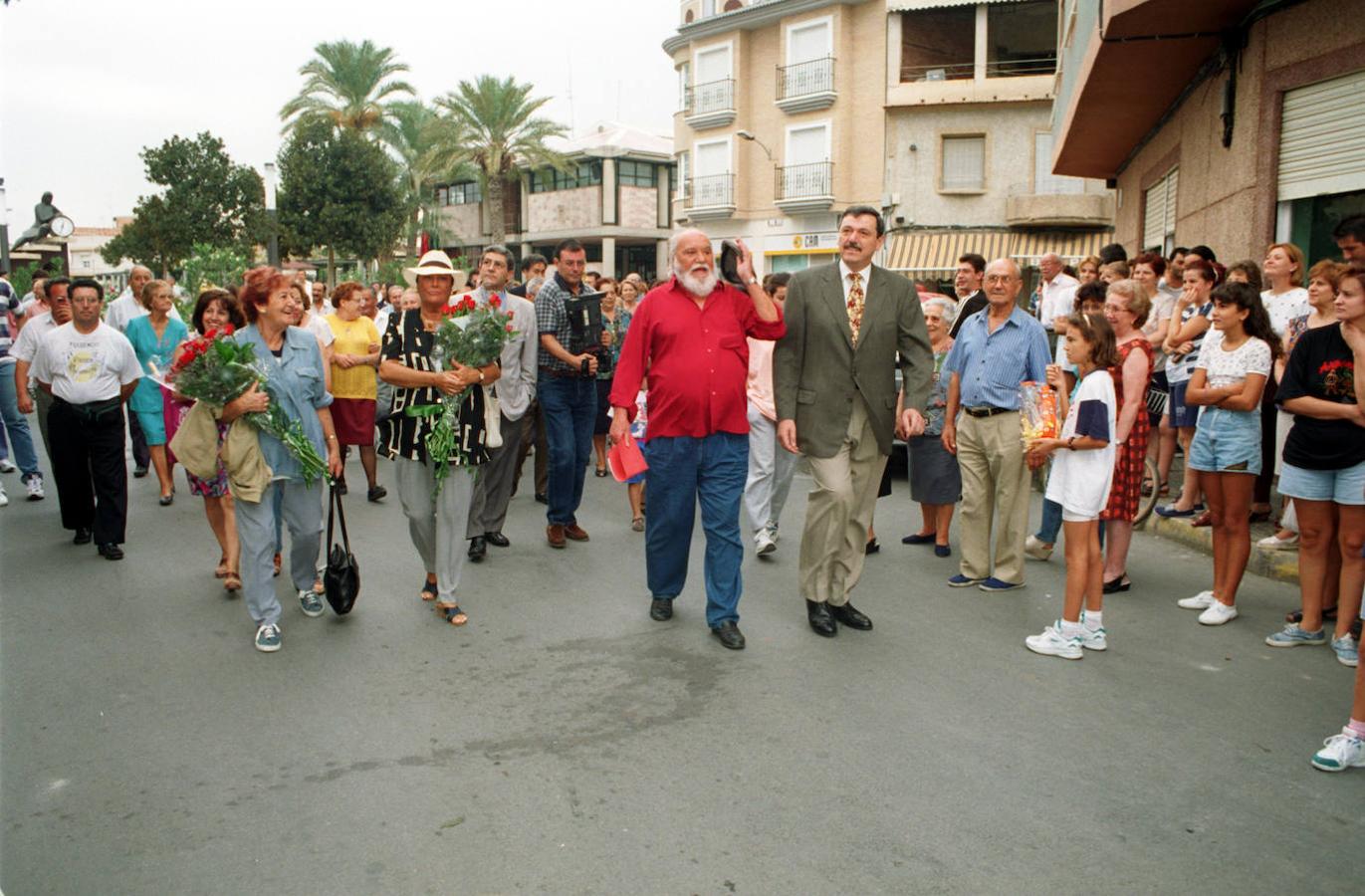 Asunción Balaguer y Paco Rabal, junto al alcalde de Ceutí, el día que pusieron el nombre del actor a una calle de la localidad, en 1997.