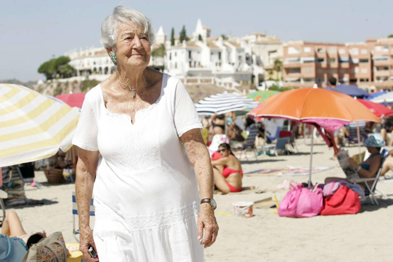 Asunción Balaguer, paseando por una playa de Águilas, con motivo de una entrevista con LA VERDAD en 2010.