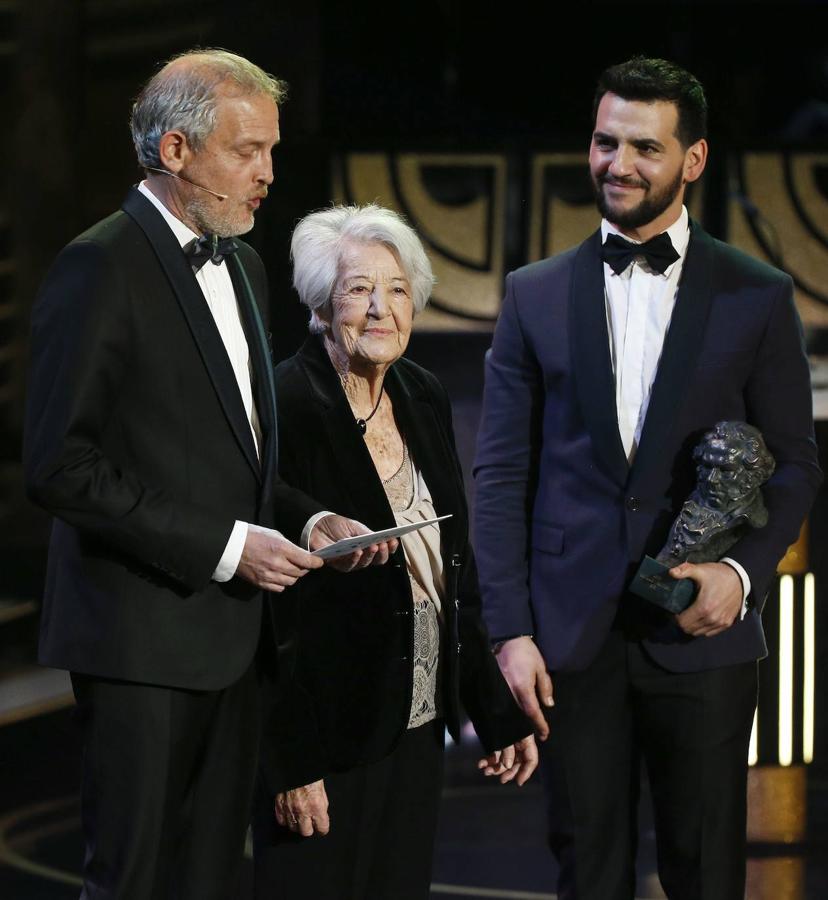 Los actores Jordi Rebellon (i), Fran Perea (d) y la actriz Asunción Balaguer (c) presentan un premio en la ceremonia de los premios Goya en 2015.