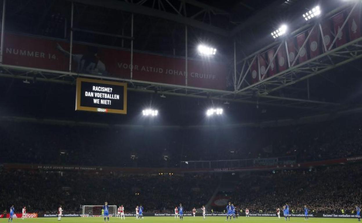 Estadio Johan Cruyff Arena de Amsterdam durante las protestas contra el racismo 