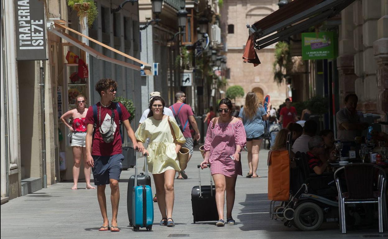 Turistas paseando por la calles de la ciudad de Murcia en una fotografía de archivo.