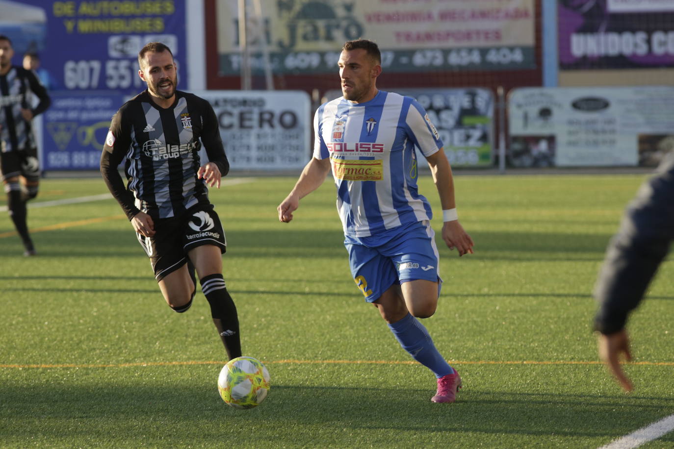 Vence con más práctica que fútbol en un campo de hierba artificial estrechísimo al conjunto manchego para distanciarse a a 4 y 6 puntos de San Fernando y Badajoz