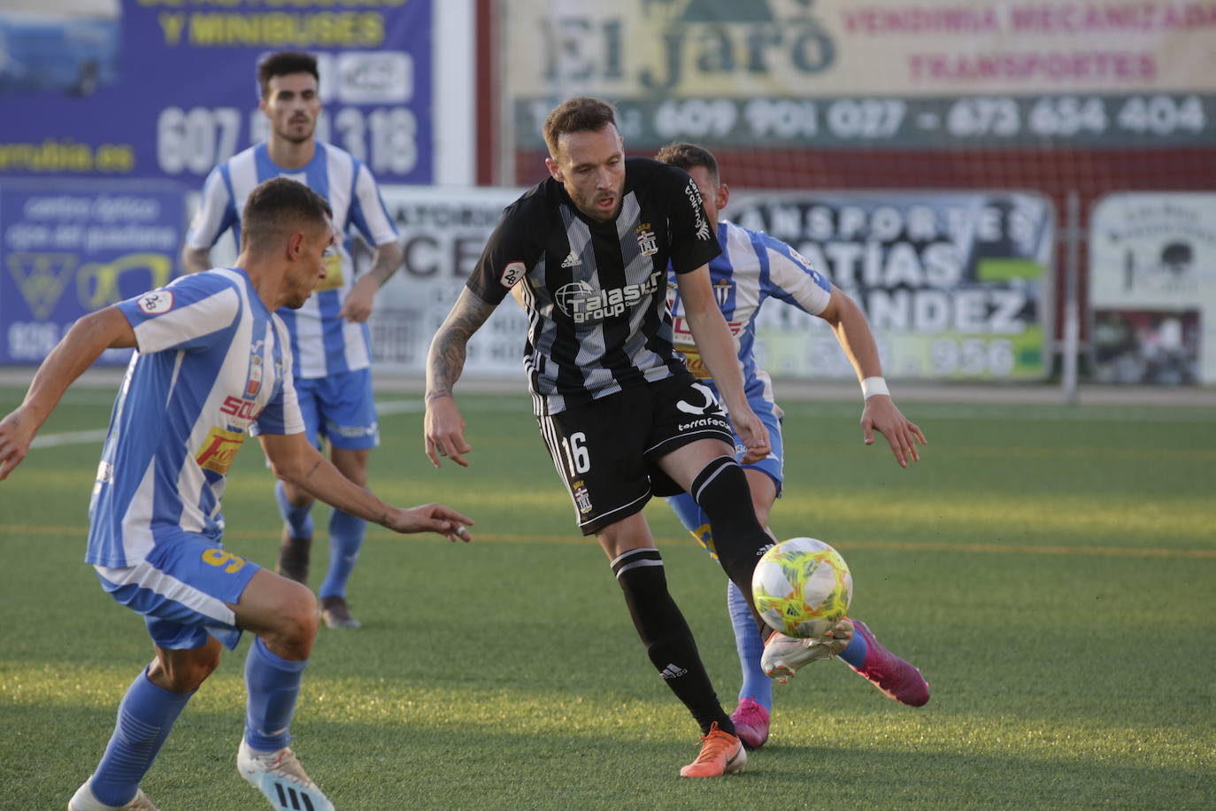 Vence con más práctica que fútbol en un campo de hierba artificial estrechísimo al conjunto manchego para distanciarse a a 4 y 6 puntos de San Fernando y Badajoz