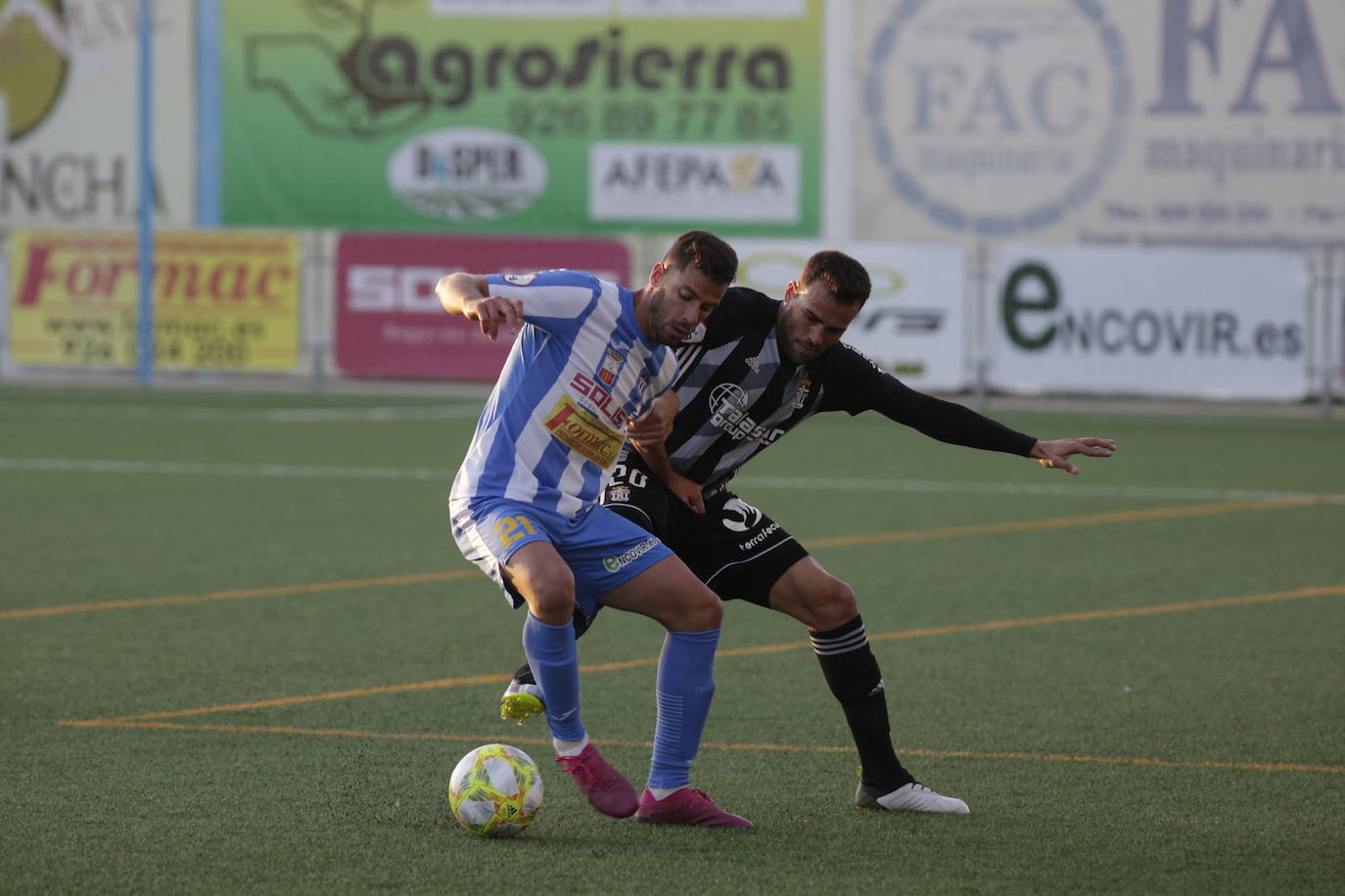 Vence con más práctica que fútbol en un campo de hierba artificial estrechísimo al conjunto manchego para distanciarse a a 4 y 6 puntos de San Fernando y Badajoz