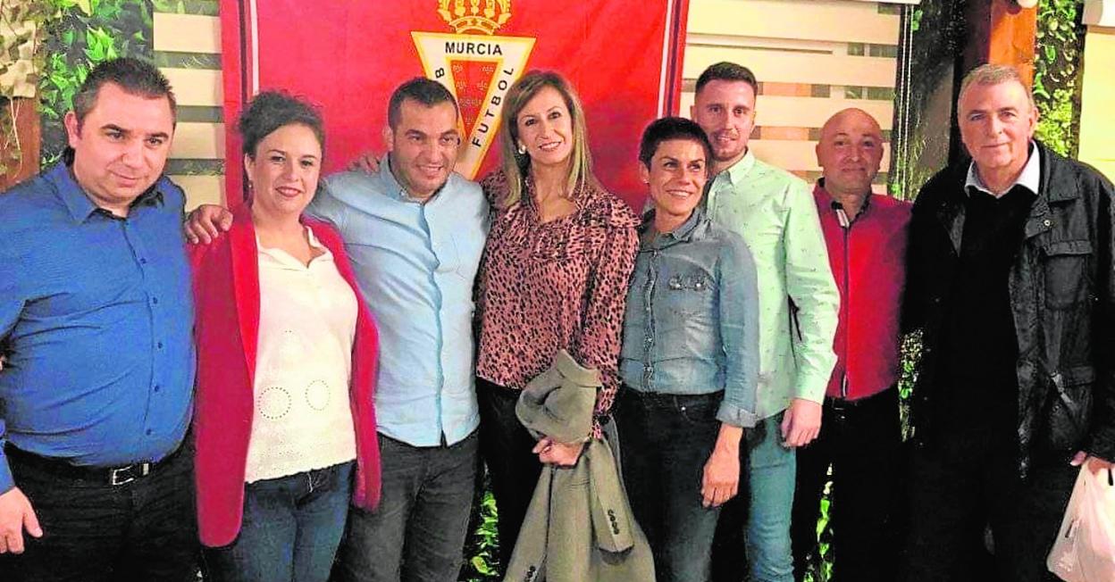 Maribel Cabezos, Adrián Hernández, la alcaldesa de Beniel y Francisco Tornel, junto a los peñistas.