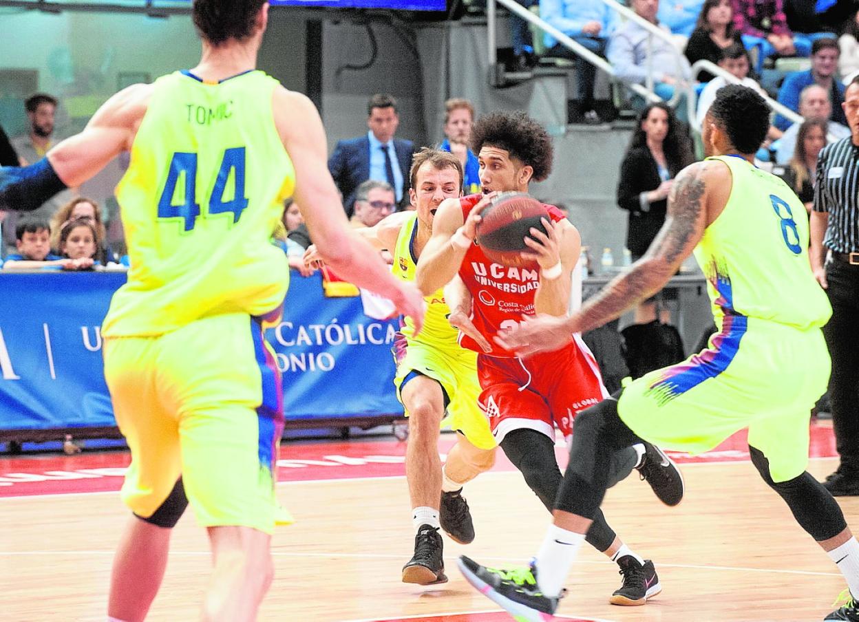 Booker, rodeado de contrarios, en el UCAM-Barça de la temporada pasada. 