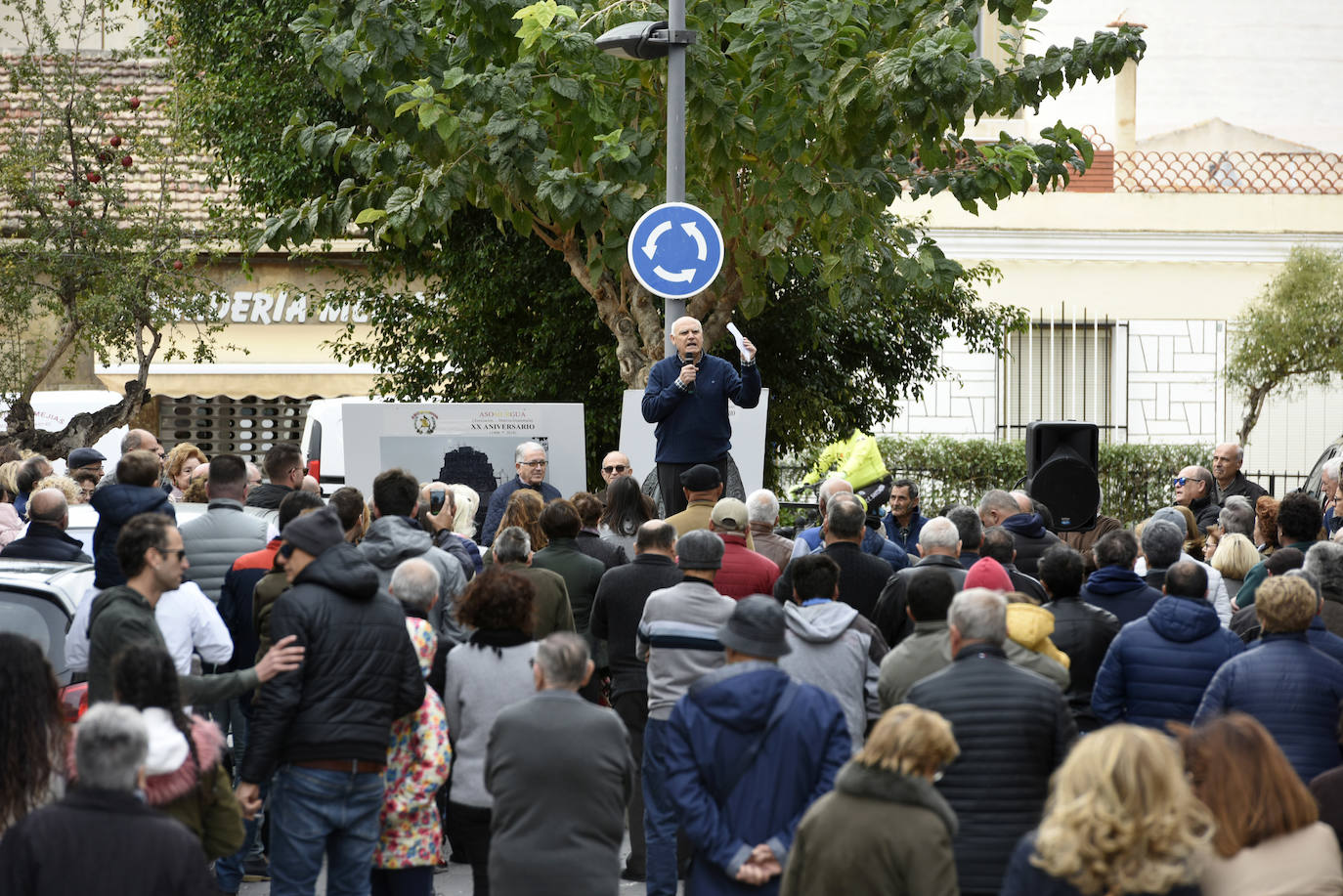 La plataforma ciudadana que reclama una bajada del gravamen de la contribución recoge otras 300 firmas de apoyo . 