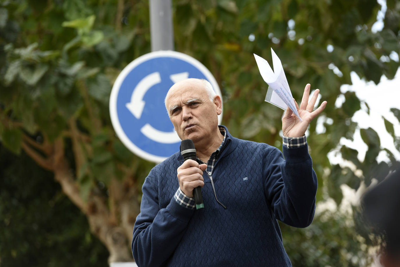 La plataforma ciudadana que reclama una bajada del gravamen de la contribución recoge otras 300 firmas de apoyo . 