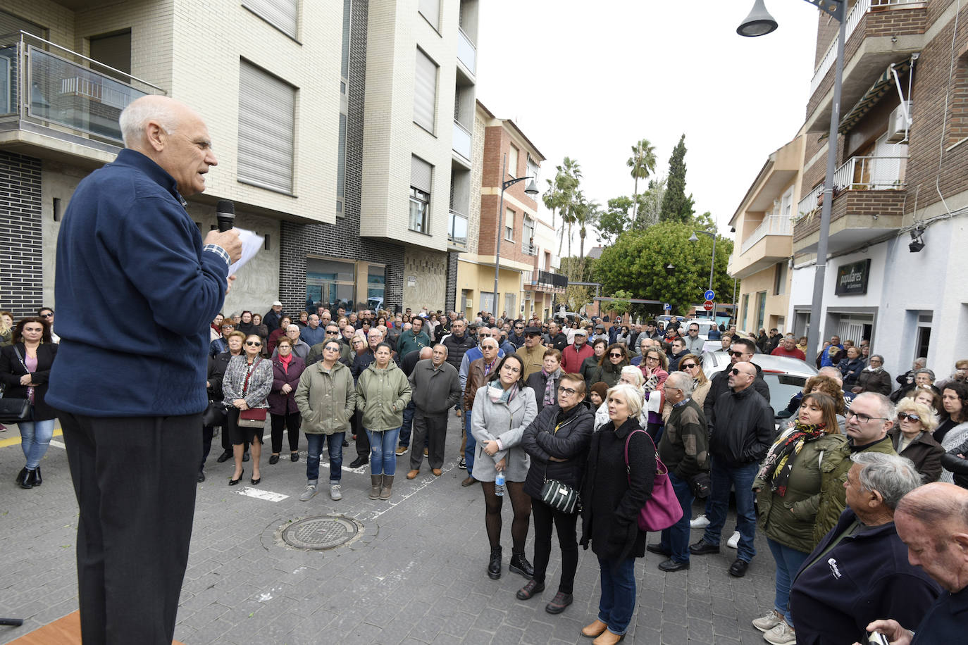 La plataforma ciudadana que reclama una bajada del gravamen de la contribución recoge otras 300 firmas de apoyo . 
