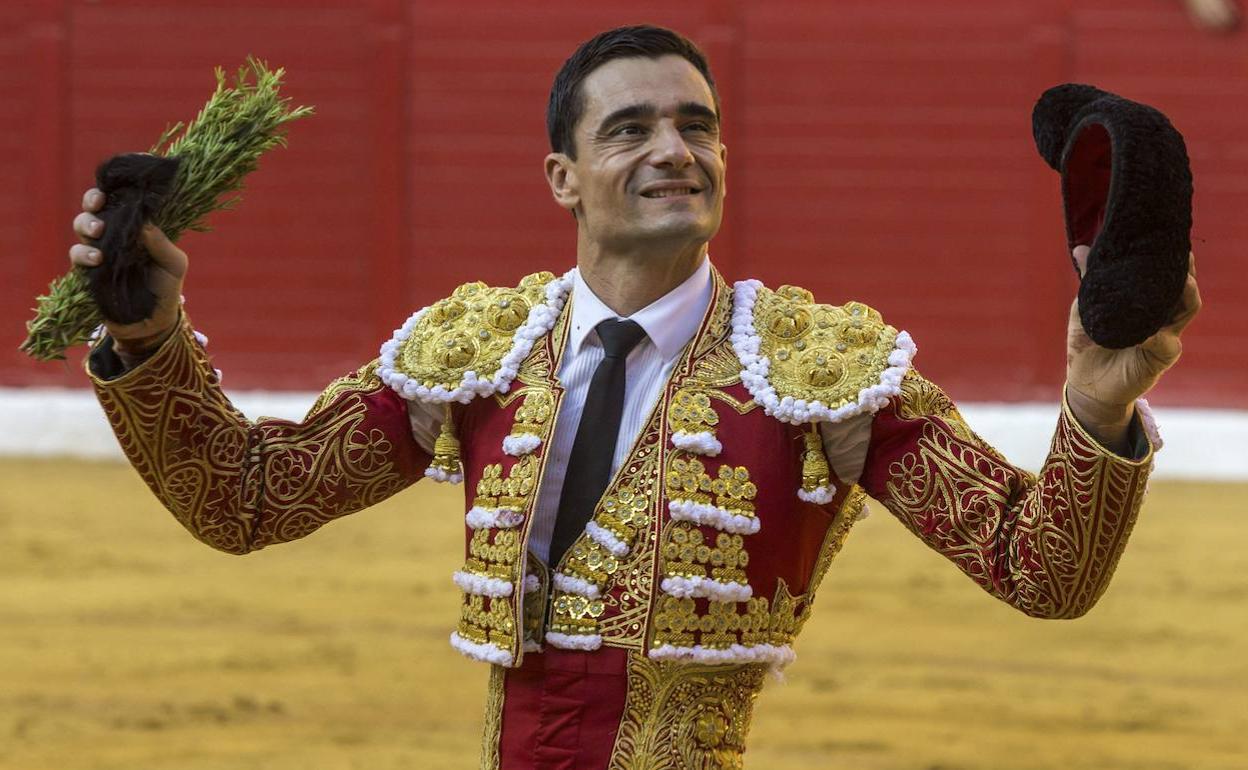 El diestro, con el trofeo conseguido el pasado agosto en Cieza.