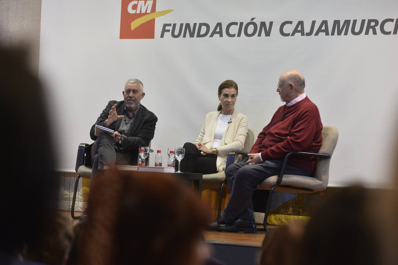 «Cervantes es el escritor cumbre de nuestras letras», asegura Juan Eslava Galán, quien, junto a la también escritora Carmen Posadas y al profesor y crítico literario de LA VERDAD, José Belmonte, participó en la mesa redonda 'Queremos tanto a Cervantes'.