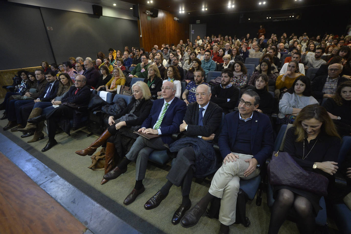 «Cervantes es el escritor cumbre de nuestras letras», asegura Juan Eslava Galán, quien, junto a la también escritora Carmen Posadas y al profesor y crítico literario de LA VERDAD, José Belmonte, participó en la mesa redonda 'Queremos tanto a Cervantes'.