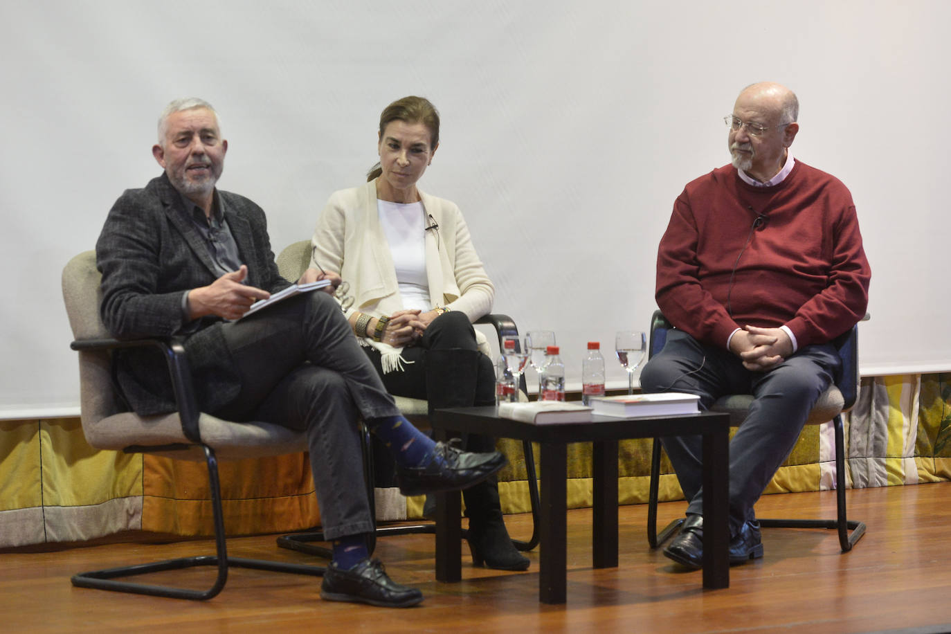 «Cervantes es el escritor cumbre de nuestras letras», asegura Juan Eslava Galán, quien, junto a la también escritora Carmen Posadas y al profesor y crítico literario de LA VERDAD, José Belmonte, participó en la mesa redonda 'Queremos tanto a Cervantes'.