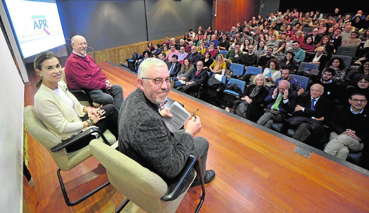 Carmen Posadas, Juan Eslava Galán y José Belmonte, anoche, en el Aula de Cajamurcia. AGM