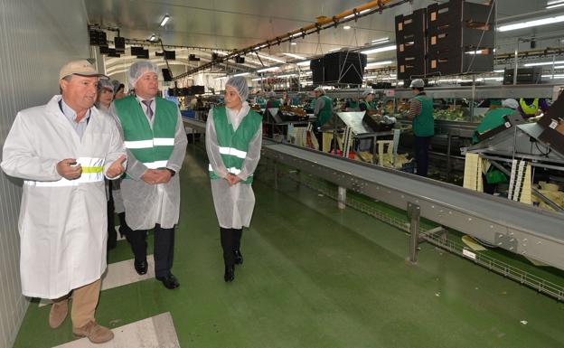 El presidente de Alimer, Julián Díaz (i), en la visita de representantes de la Confederación de Cooperativas Agrarias de Paraguay a la firma, hace unos meses.