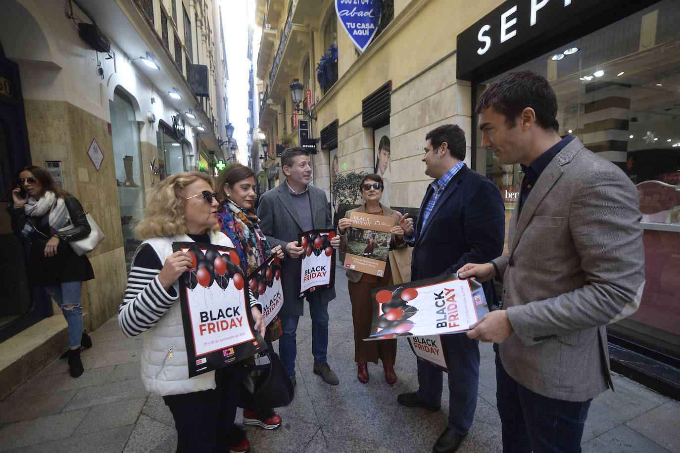 Representantes de asociaciones, de la federación de comerciantes y el concejal Juan Fernando Hernández, tras la presentación de la campaña.