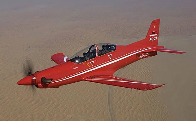 Imagen en vuelo de un Pilatus PC-21, avión turbohélice que sustituirá a los reactores de entrenamiento C-101 de la AGA.