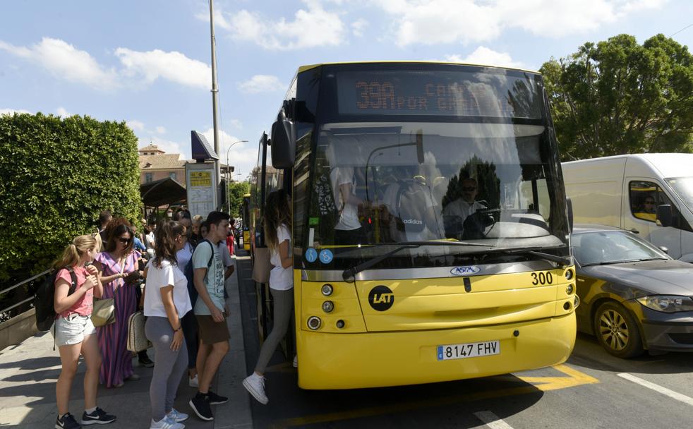 Un grupo de estudiantes coge en la Glorieta un autobús de la línea 39, que cubre el trayecto hasta el campus de Espinardo.