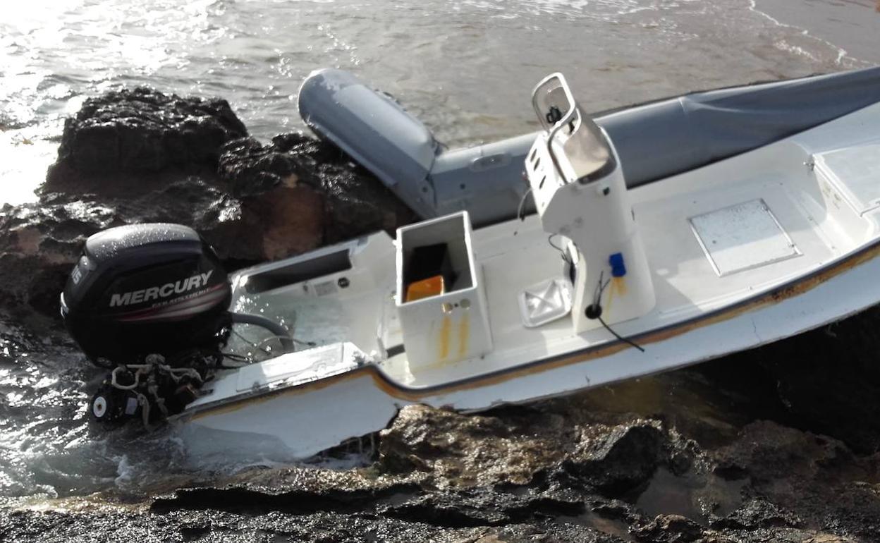 Una 'lancha-patera' se estrella en una zona protegida de Calblanque