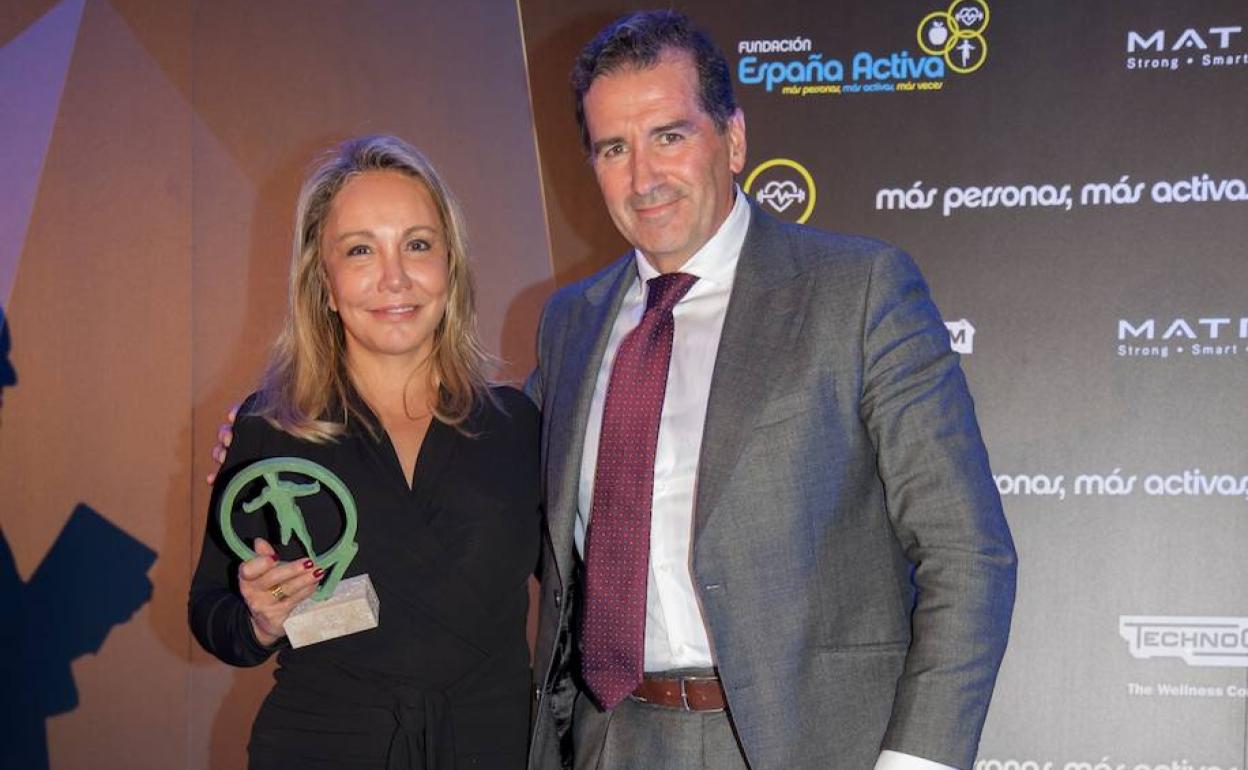 La directora de Relaciones Externas de Grupo Fuertes, Mar Fuertes, recibe el premio de manos del vicepresidente de la Fundación España Activa, Gabriel Sáez