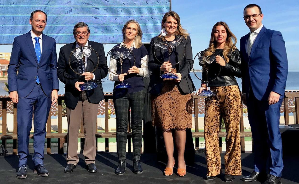 El consejero de Presidencia y Hacienda, Javier Celdrán, junto a los premiados.