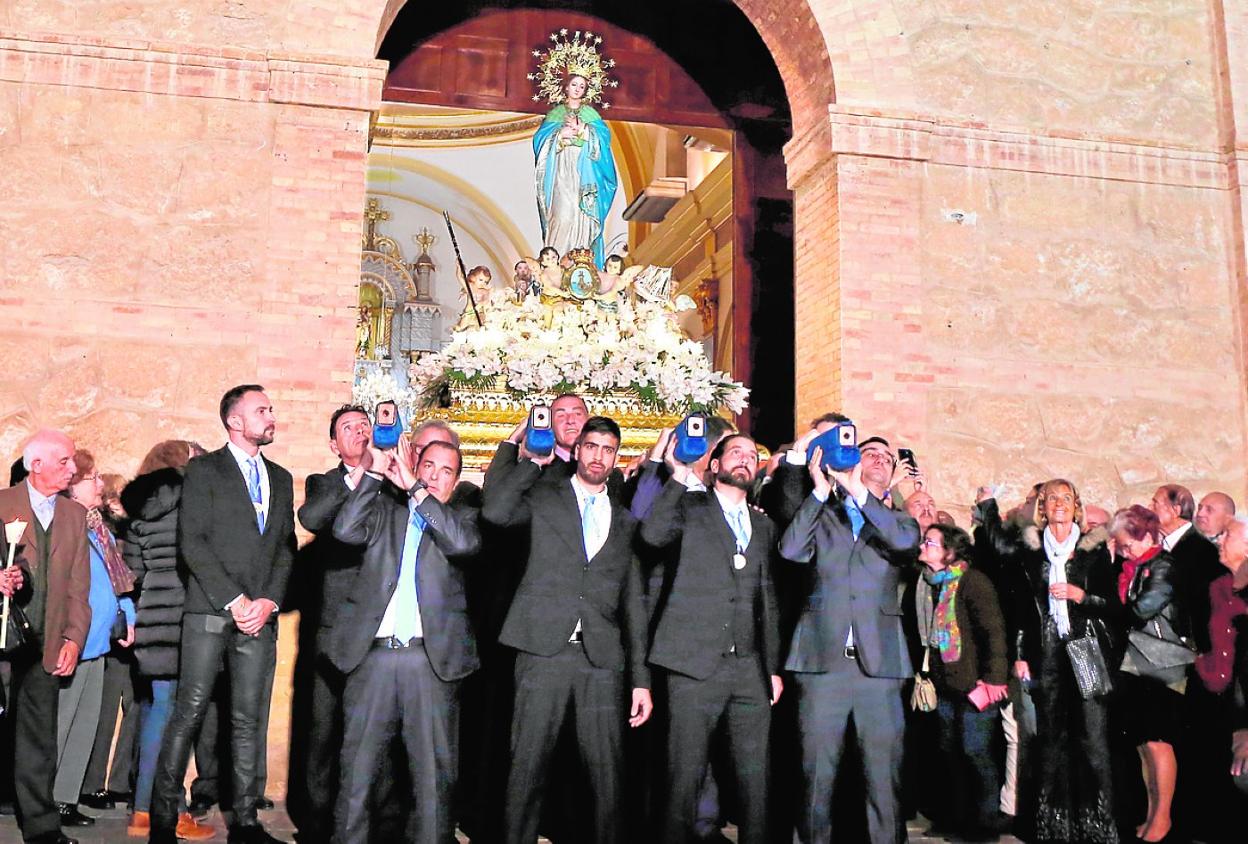 Miembros de la hermandad sacan a La Purísima en procesión. 