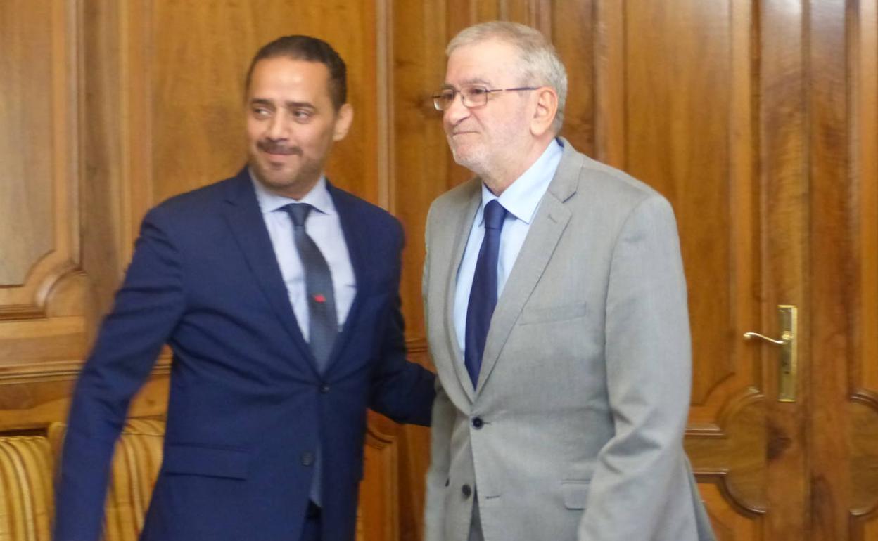 El presidente de la Asamblea Regional, Alberto Castillo, y el cónsul de Marruecos en la Comunidad, Abdelaziz Jatim.