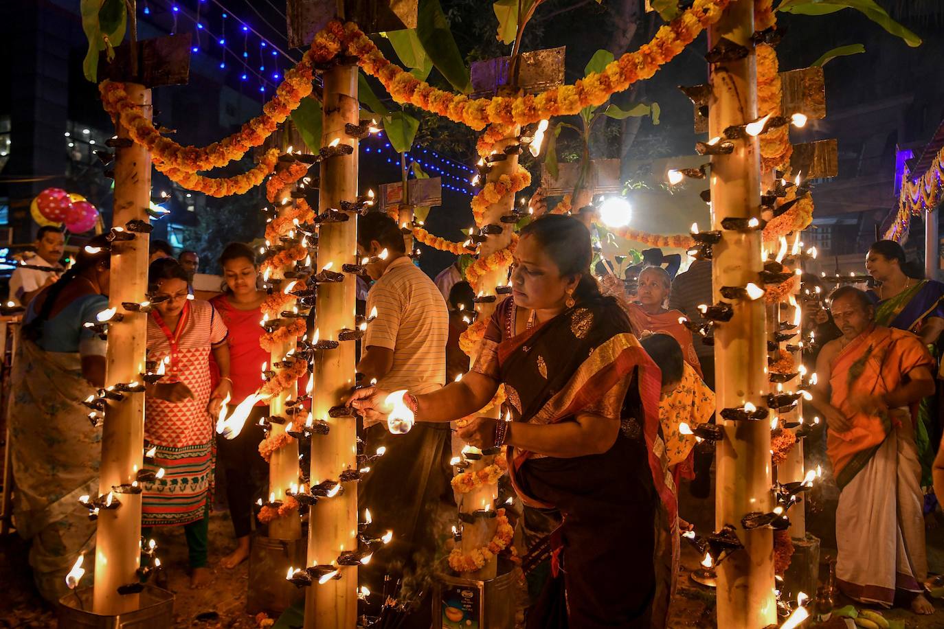Cientos de devotos hindúes iluminan con miles de lámparas de aceite, como cada año y según manda su tradición de 'Laksha Deepotsava', el templo 'Yediyurappa Shiva', situado en Bangalore, la capital del estado indio de Karnataka.