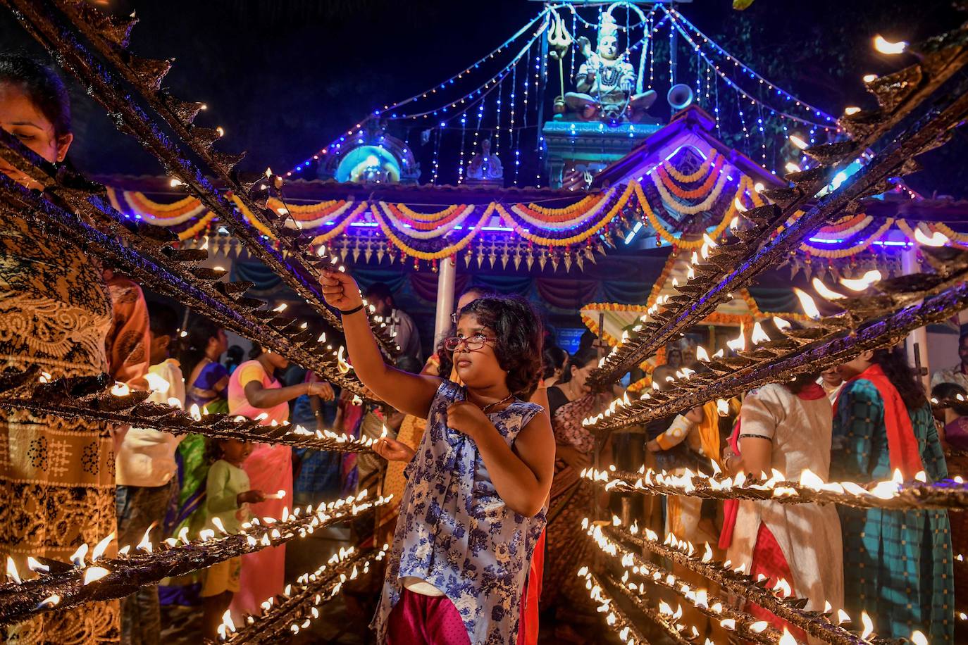 Cientos de devotos hindúes iluminan con miles de lámparas de aceite, como cada año y según manda su tradición de 'Laksha Deepotsava', el templo 'Yediyurappa Shiva', situado en Bangalore, la capital del estado indio de Karnataka.