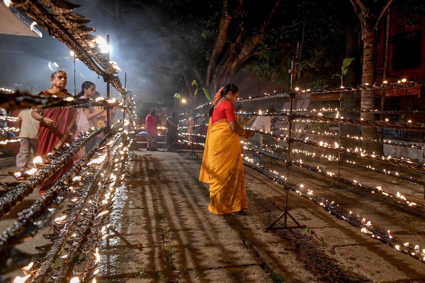 Cientos de devotos hindúes iluminan con miles de lámparas de aceite, como cada año y según manda su tradición de 'Laksha Deepotsava', el templo 'Yediyurappa Shiva', situado en Bangalore, la capital del estado indio de Karnataka.