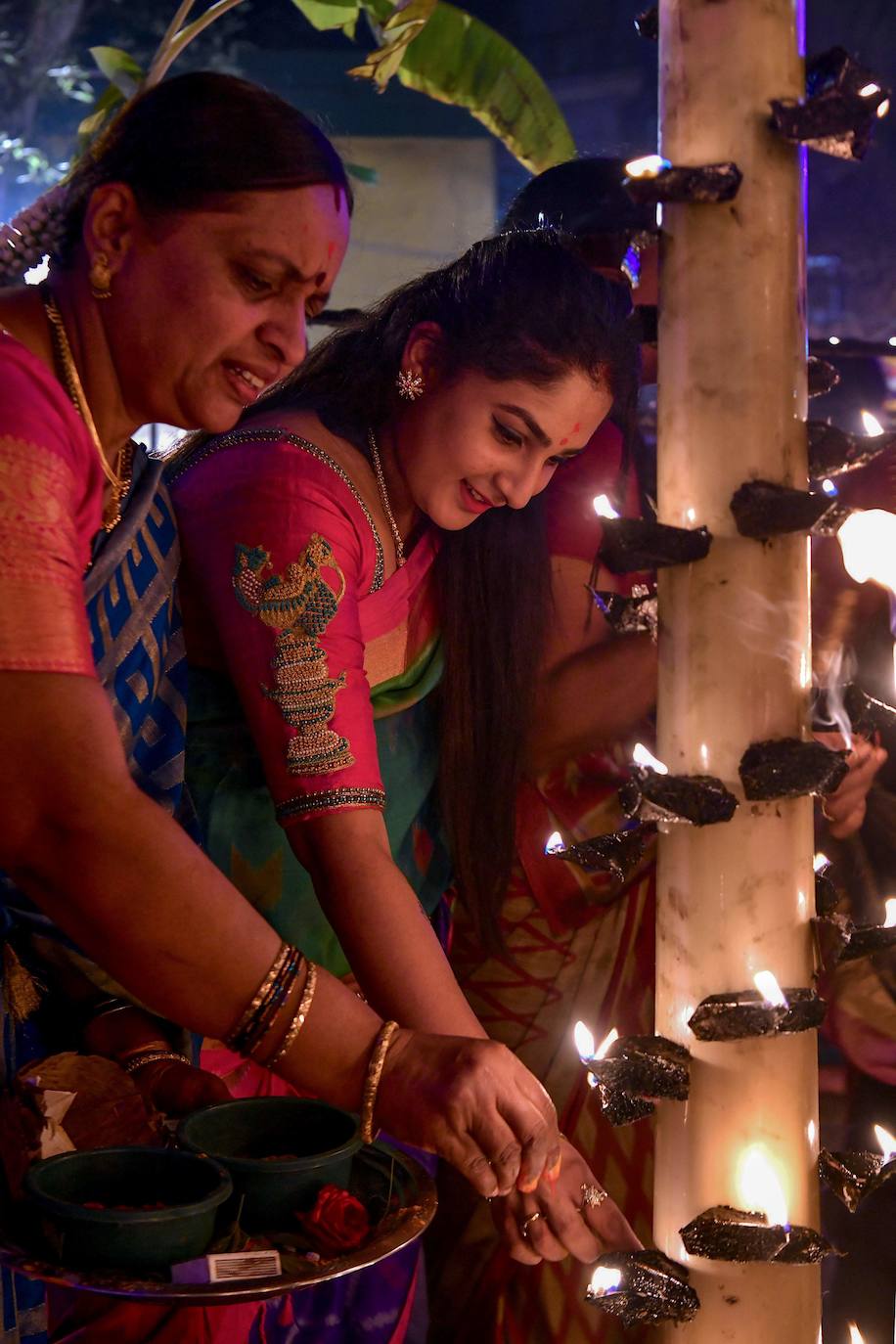 Cientos de devotos hindúes iluminan con miles de lámparas de aceite, como cada año y según manda su tradición de 'Laksha Deepotsava', el templo 'Yediyurappa Shiva', situado en Bangalore, la capital del estado indio de Karnataka.