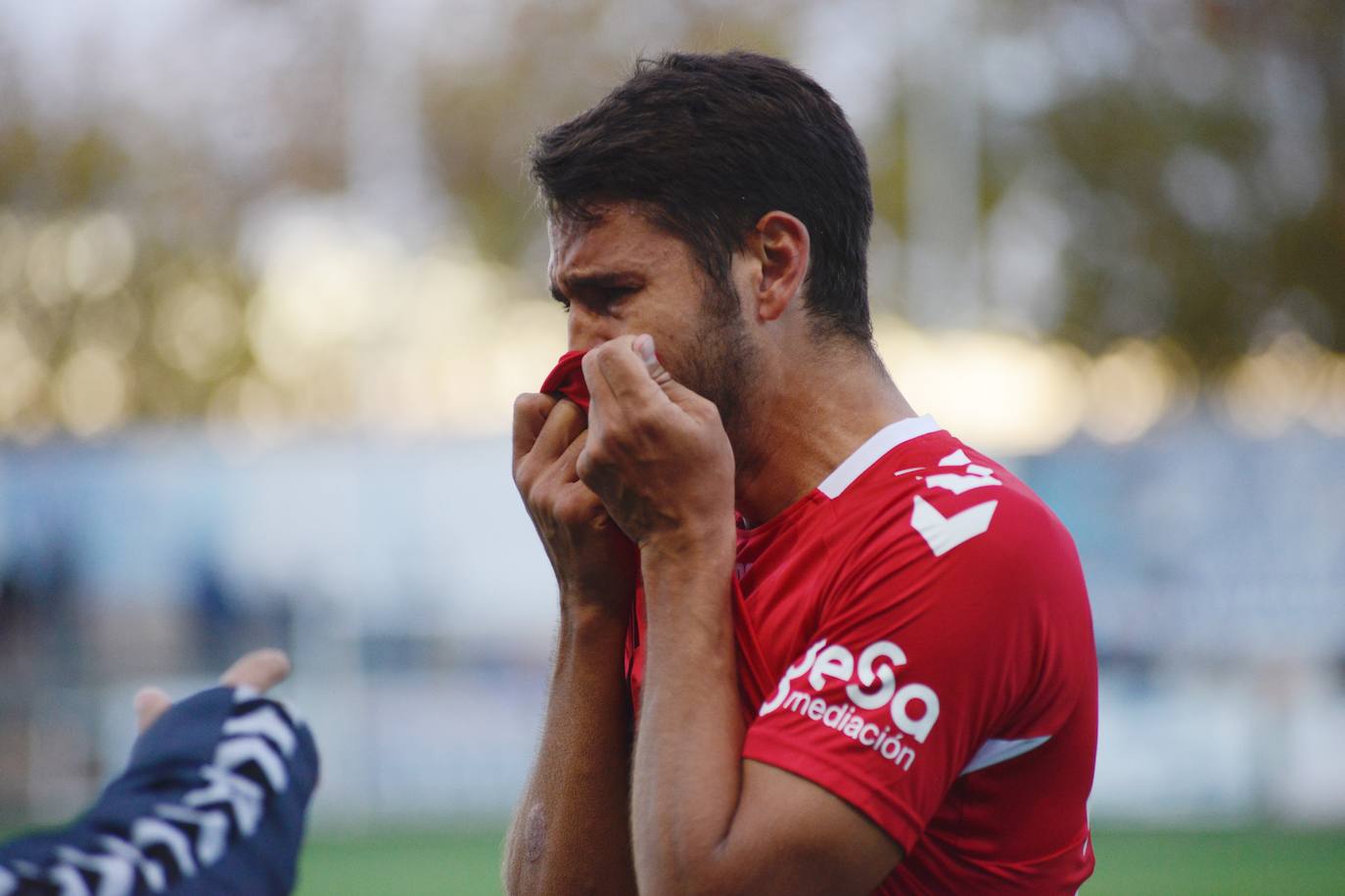 Julio Algar fue expulsado tras una jugada dudosa, pero los granas dieron demasiadas facilidades en defensa a su rival, que ganó su primer partido en casa esta temporada