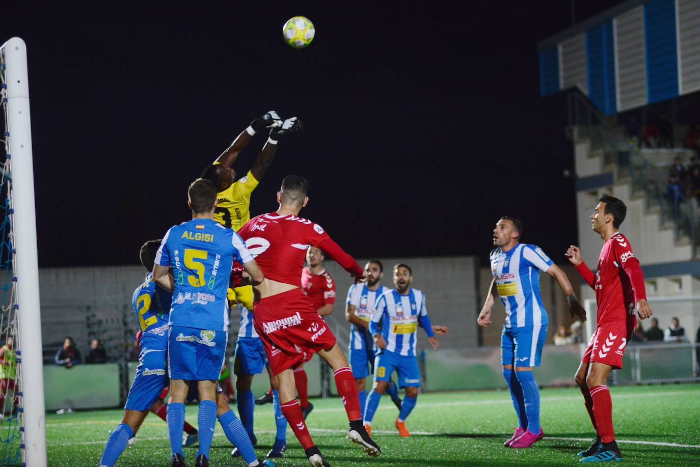 Julio Algar fue expulsado tras una jugada dudosa, pero los granas dieron demasiadas facilidades en defensa a su rival, que ganó su primer partido en casa esta temporada