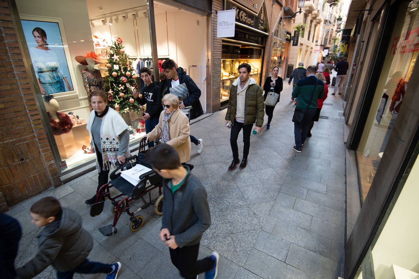 Ofertas de hasta el 60% llevan el bullicio a los comercios y marcan el arranque de una campaña de Navidad que es «vital».