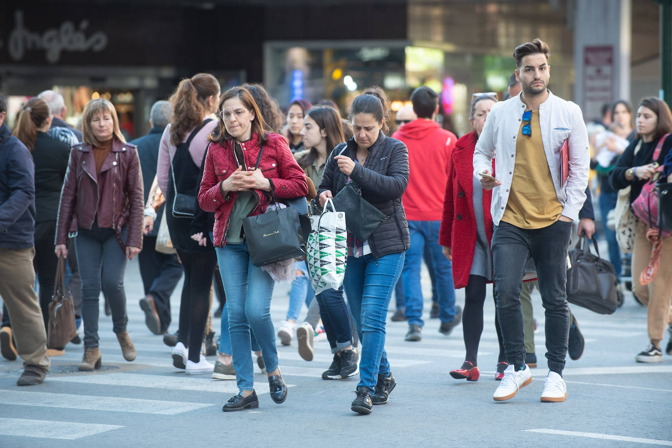 Ofertas de hasta el 60% llevan el bullicio a los comercios y marcan el arranque de una campaña de Navidad que es «vital».