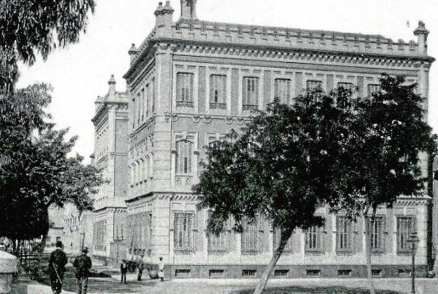 El edificio de La Convalecencia, actual sede del Rectorado de la Universidad de Murcia, en una imagen antigua. 