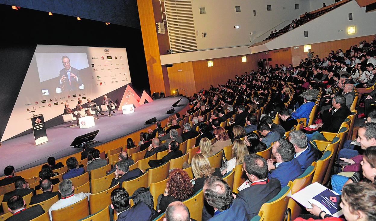 Los asistentes al CEO Congress llenan el Auditorio Víctor Villegas de Murcia durante una de las sesiones de ayer. 