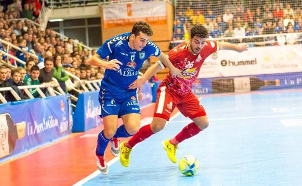 Matteus, jugador de ElPozo, disputa el balón a su par en el partido de este sábado frente al Valdepeñas,.