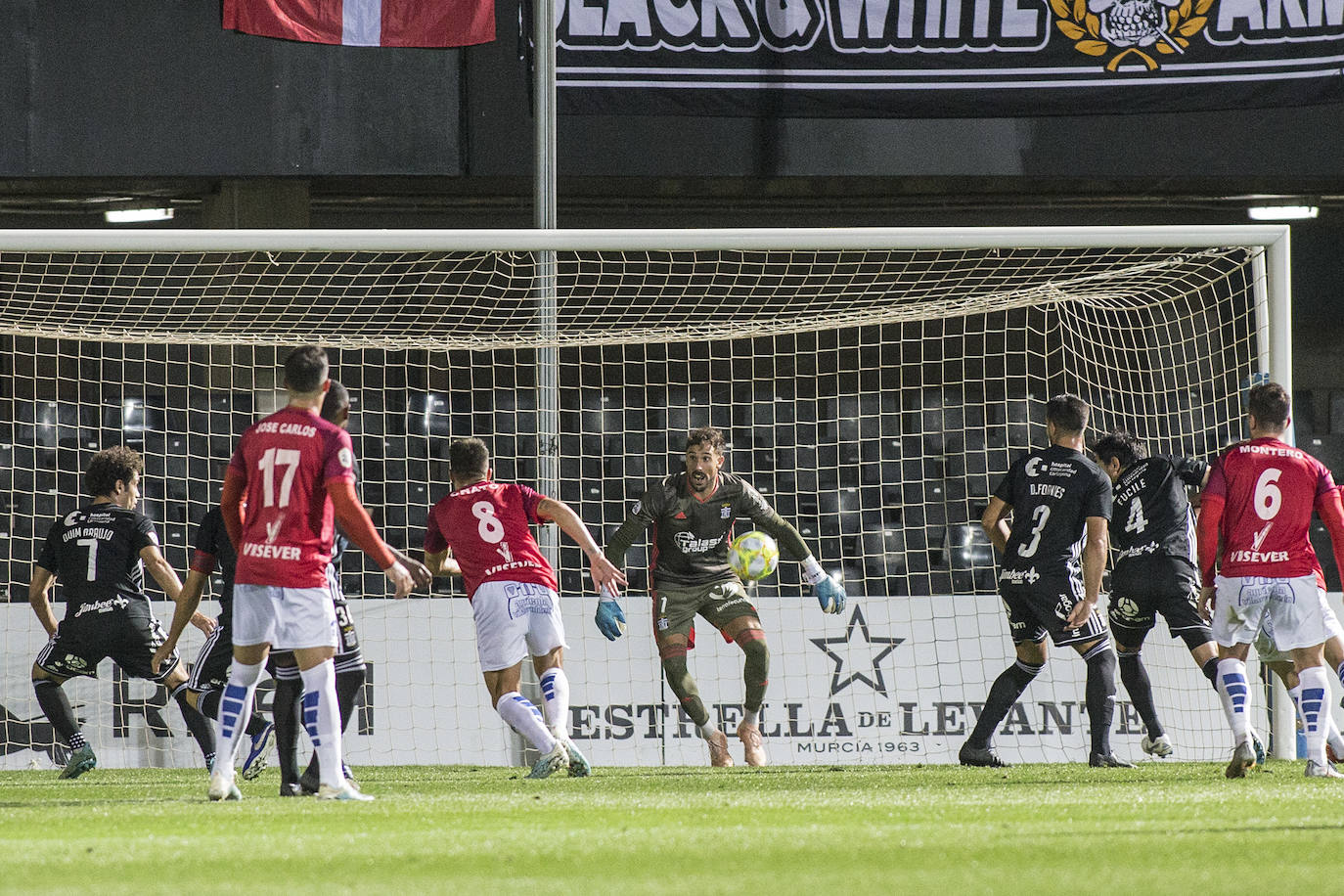 Gana con lo justo al colista Villarrobledo (2-1), al que hace gigante en una tarde apática, con dos chispazos de Santi Jara en la jornada previa al derbi